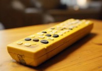 佐凯智能电视机售后上门服务分析√电视机遥控器外壳黄了怎么办？快速修复小技巧